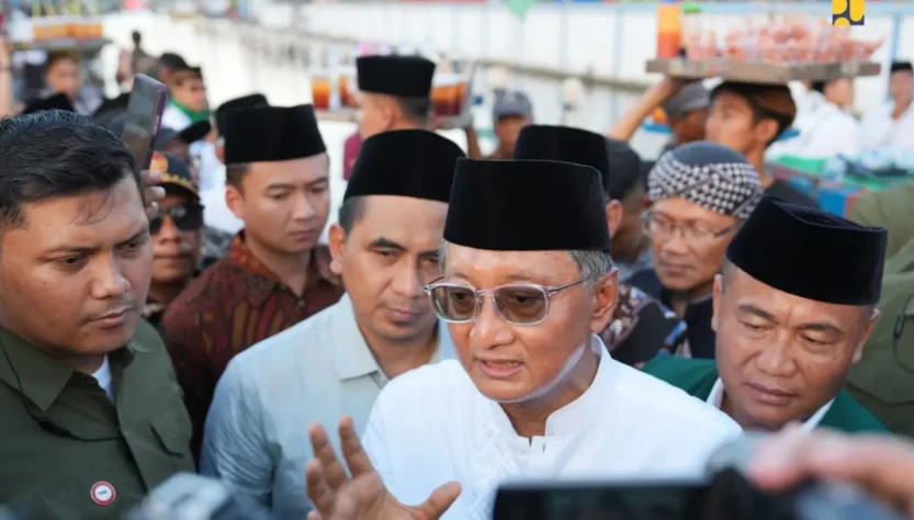 Aparatur Sipil Negara (ASN) Kementerian Pekerjaan Umum (Kementerian PU) berinisial AS bakal diberhentikan sementara, menyusul proses hukum yang sedang berjalan. Menteri PU Dody Hanggodo menegaskan seluruh pegawai wajib menaati peraturan.